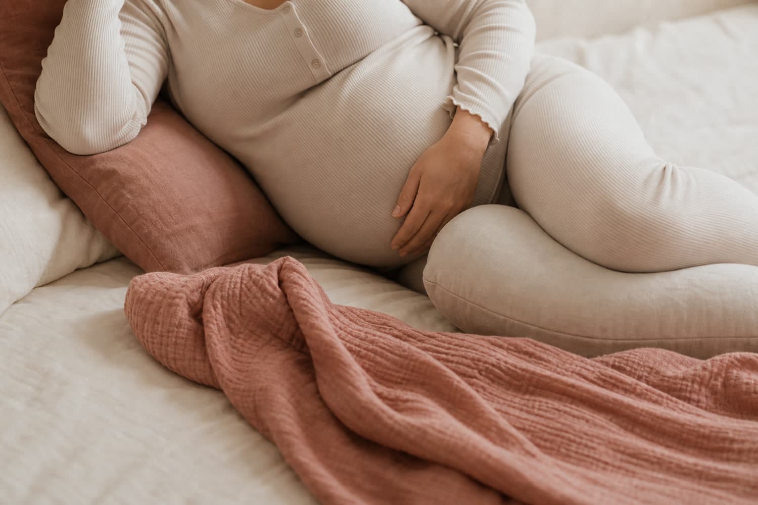 Dormir mejor en el tercer trimestre: posturas y trucos que funcionan