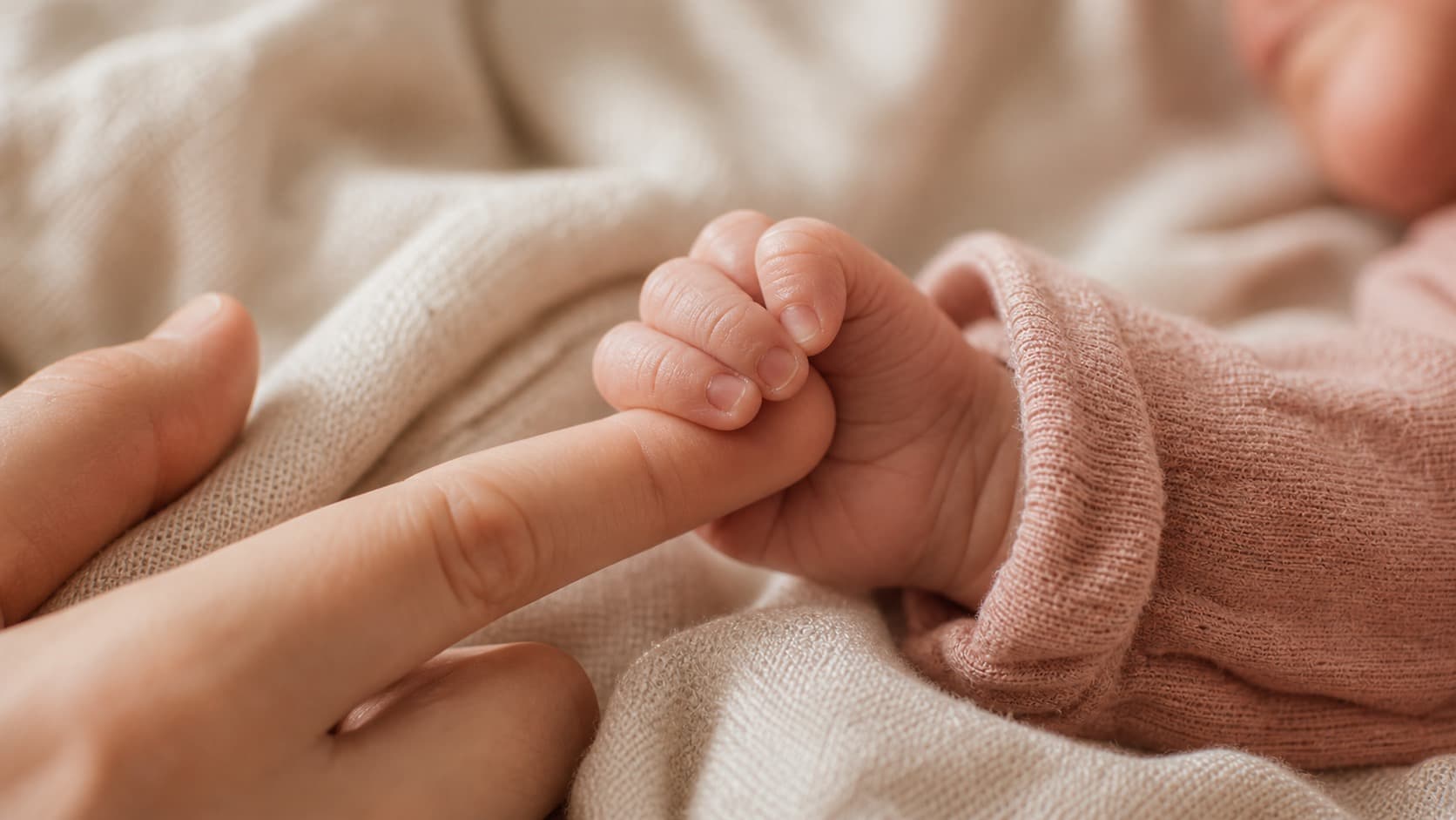 Reflejos del recién nacido: qué son, cuáles verás y cuándo desaparecen